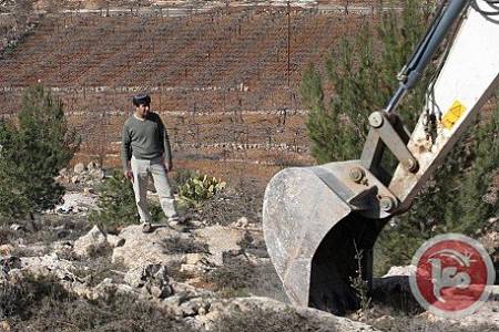 Les forces israéliennes démolissent 5 puits au sud d’Hébron
